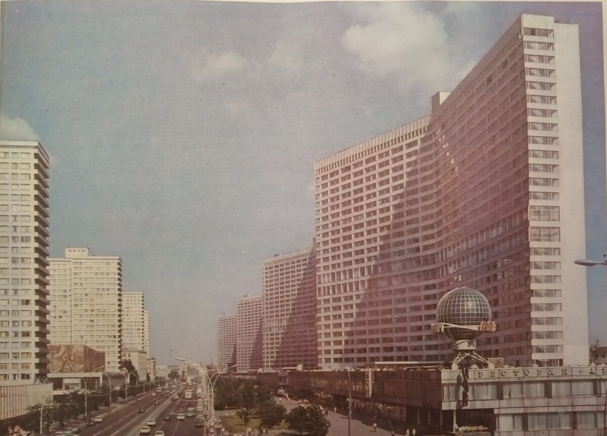 Калининский проспект в Москве сегодня несёт в себе черты города будущего.