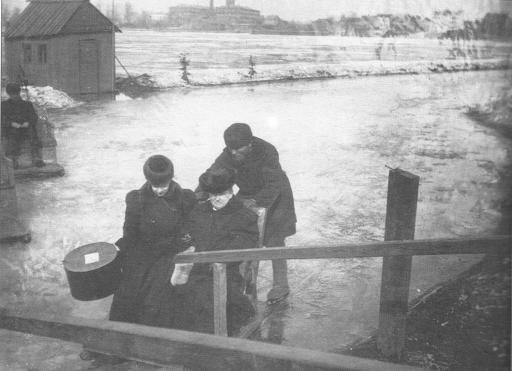 Каталь и пассажиры на Неве. Начало 1900-х гг. Фотограф С. Антонович.