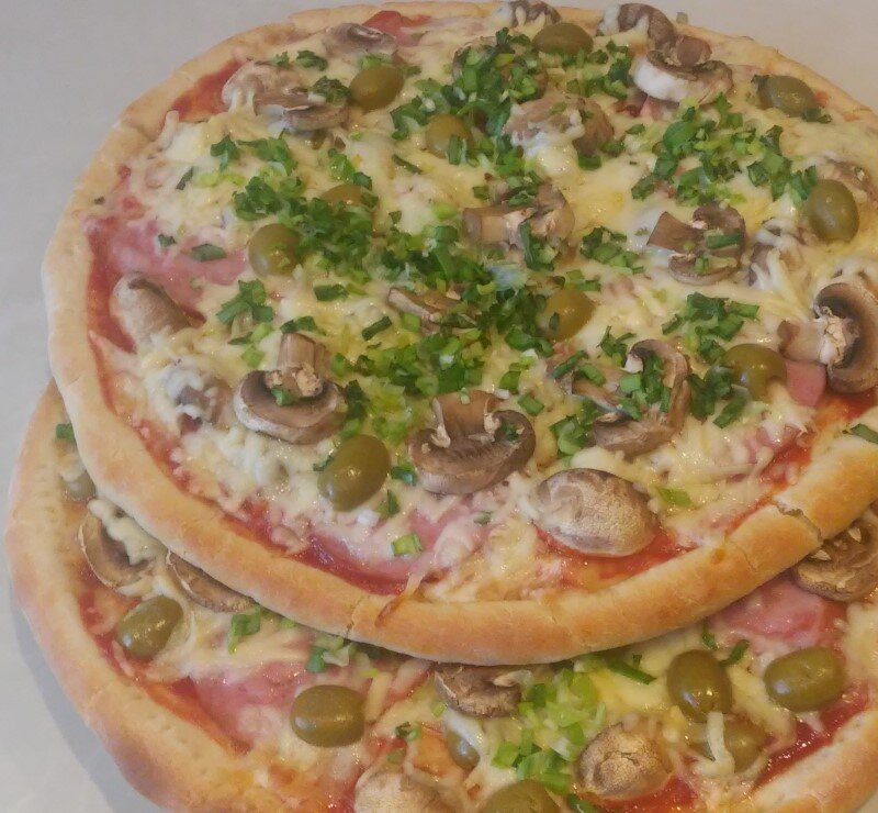 Вот моя прошлогодняя домашняя пицца, опытный взгляд сразу увидит все "косяки". К сожалению, у меня до сих пор нет пекарского камня. :( В моём нынешнем материальном положении хороший и большой пекарский камень - роскошь!!!