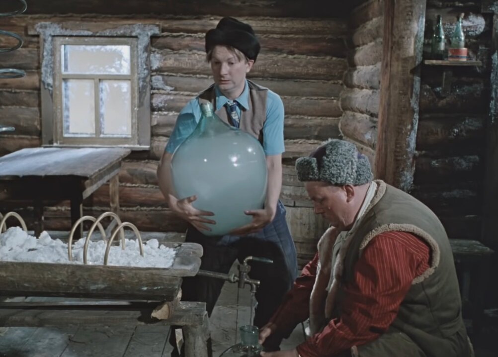 Кадр из фильма "Самогонщики"