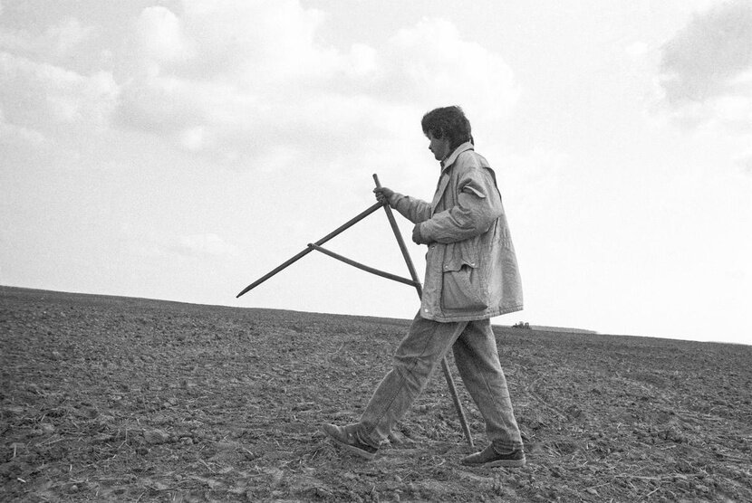 История кадастров. Землемерный инструмент сажень циркуль. Землемер 19 век. Землемер в старину. Землемер фото.