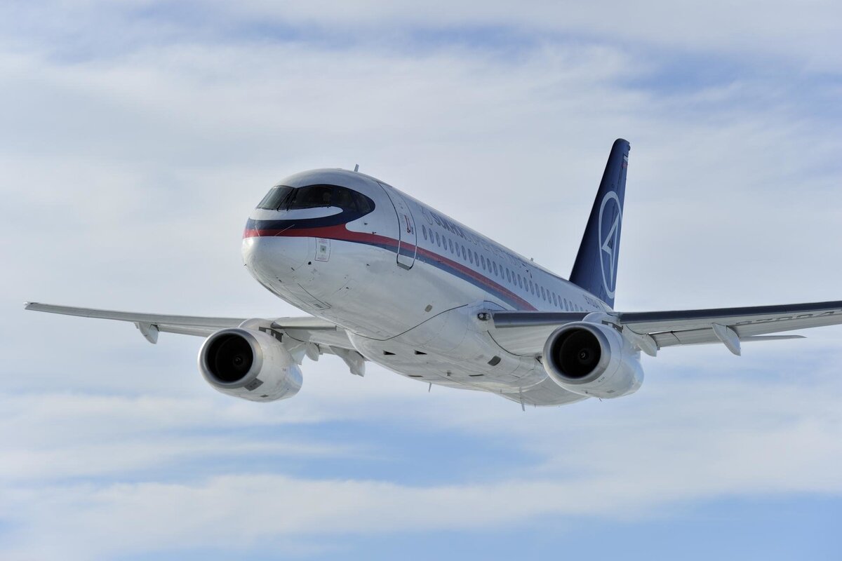 Фото самолёта Sukhoi Superjet 100 взято из открытых источников.