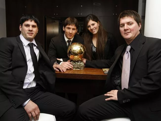 Лионель Месси с сестрой и братьями - 2010 год.