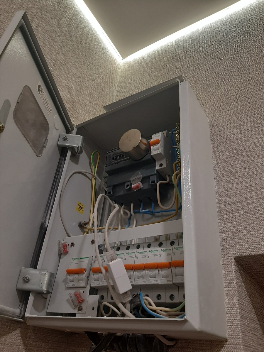 Подсмотрел на работе. Установлен круглый неодимовый магнит на циферблате счетчика.