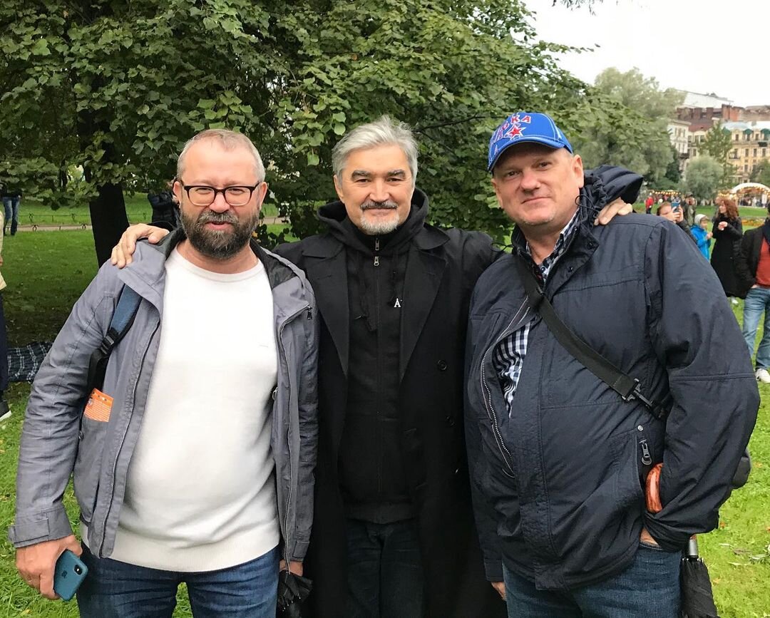 Муж Даниэлы Стоянович Андрей Суротдинов (в центре). Фото: Instagram