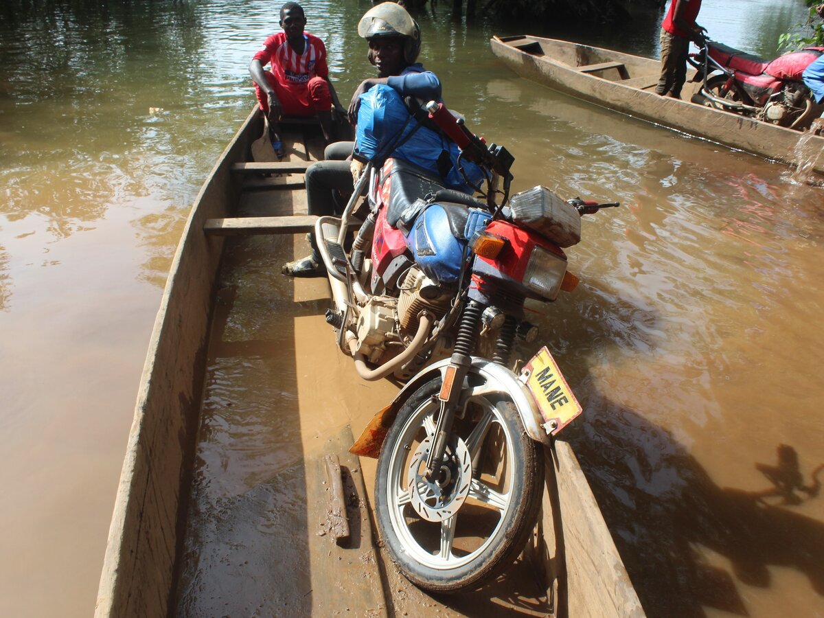 Нет мостов, зато есть дырявые деревянные лодки