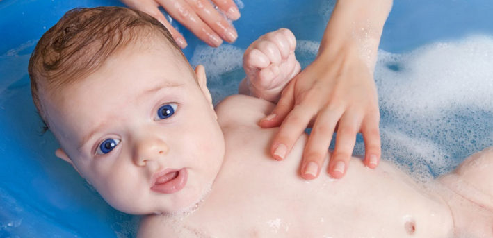 При уходе за новорожденными особое внимание надо уделять интимной гигиене. В чем отличия подмывания новорожденной девочки от мальчика.-2