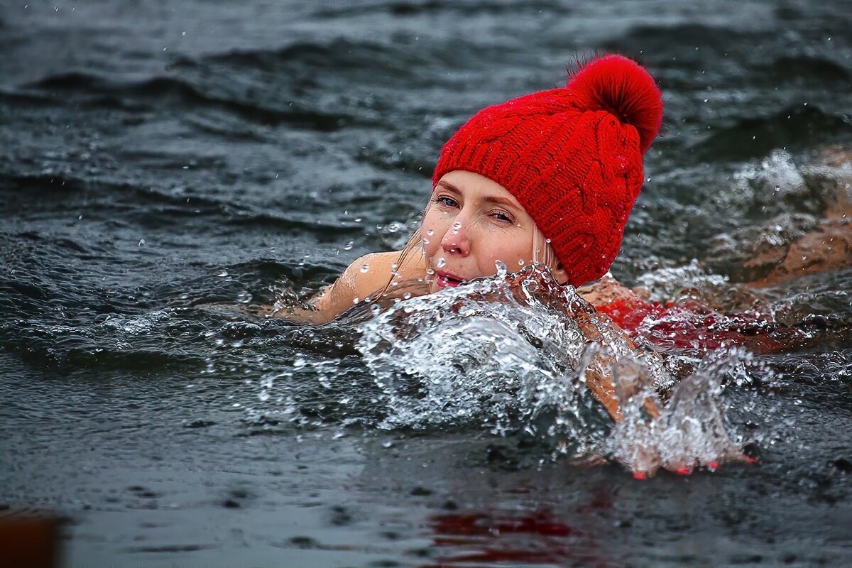 Купание зимой. Купаться в море. Купаться в одежде. Девушка в холодной воде.