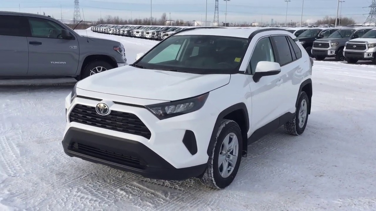 Тестировали автомобиль Toyota Rav4 в максимальной комплектации в автосалоне Тойота Запад Екатеринбург.  