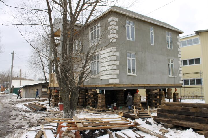 Подъем дома для строительства этажа
