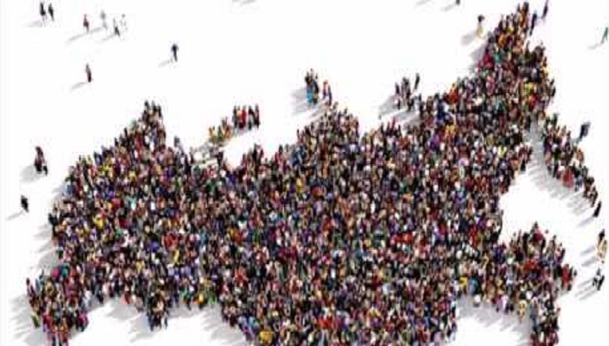 Толпа людей в тучную погоду. Население уменьшилось. Население уменьшилось. Снижение численности населения. Демография.