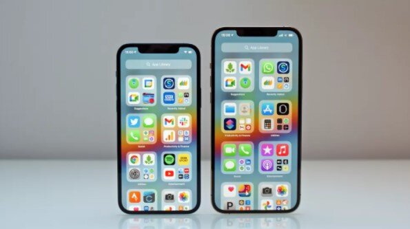 IPhone 12 Pro (слева) и iPhone 12 Pro Max