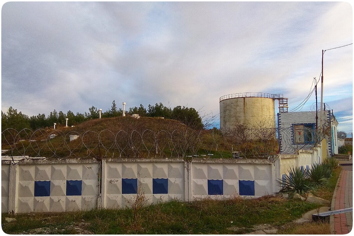 Резервуары питьевой воды мкр. "Парус" в Геленджике (фото автора)