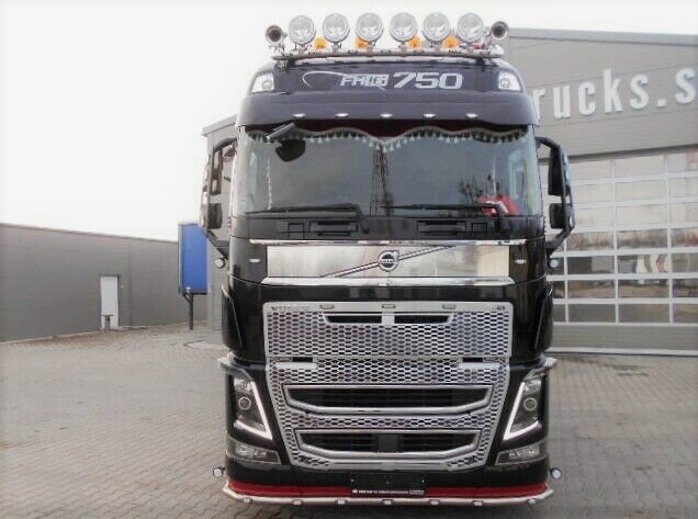Volvo FH16. Тягач из Звёздных войн. Мощность 750 л.с - видимо для гонок.