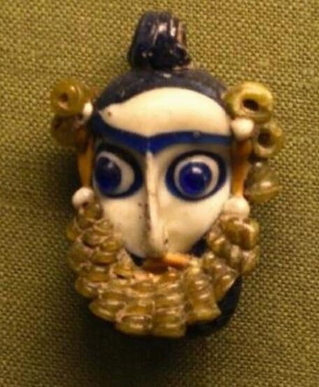 Финикийский кулон в виде бородатой головы. (4-й-3-й век до н. э.)