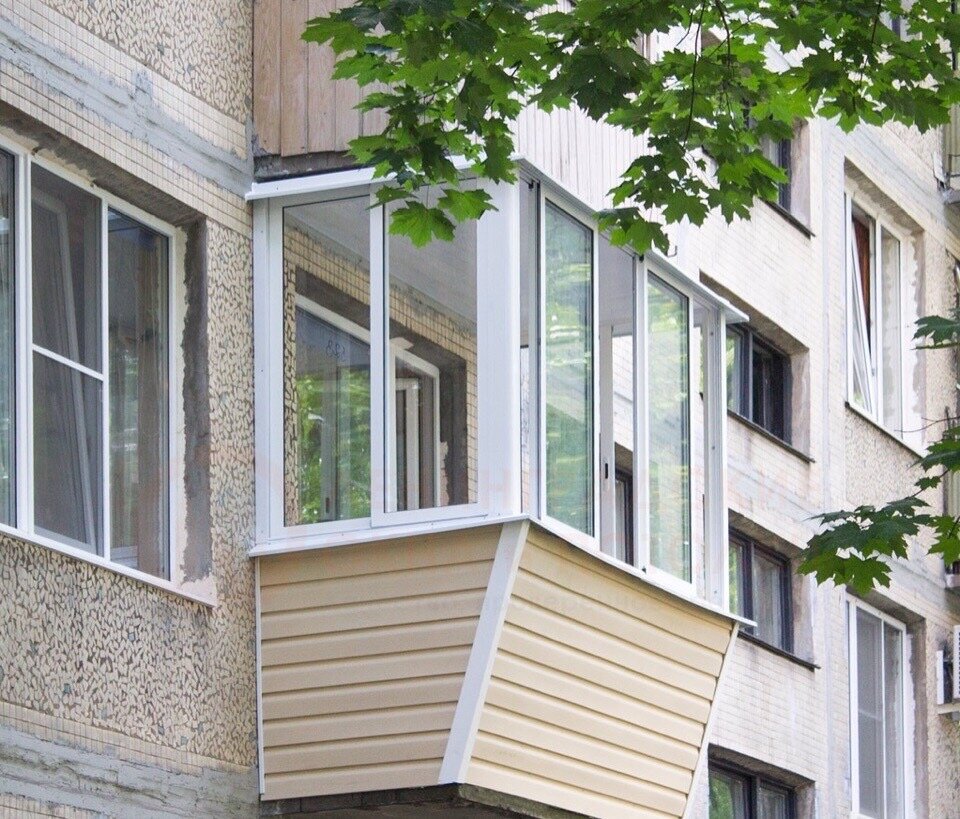 Балкон цена нижний новгород. Остекление балконов. Пластиковый балкон. Балкон снаружи. Внешняя отделка балкона.