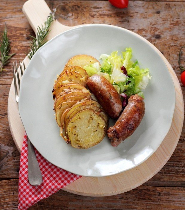 Запеченный картофель с пармезаном, вкусный обед с сосисками и салатом