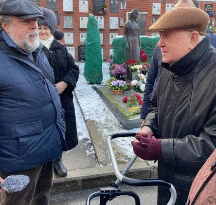 Горбачев на кладбище у супруги 2020г