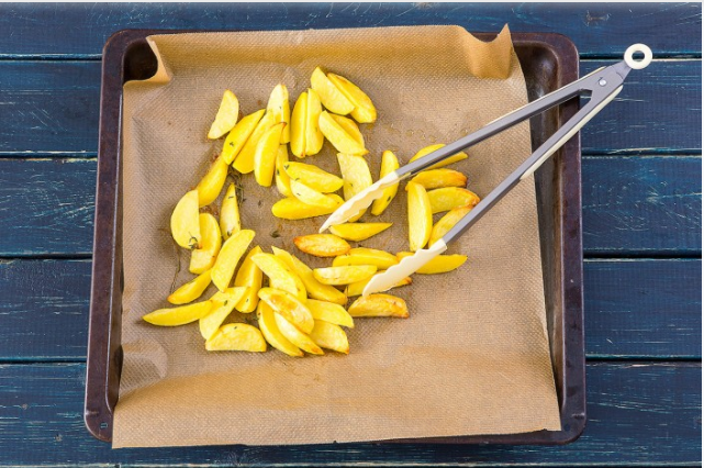 Куриные ломтики в хрустящей панировке с картофельными дольками и классическим генуэзским песто