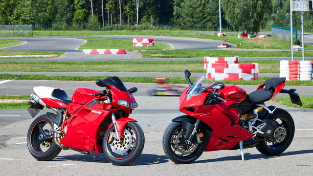 Ducati 916 1994 / 916 см³ / 114 л.с. / 204 кг
от 250 000 руб.

Ducati Panigale V2
2020 / 955 см³ / 155 л.с. / 200 кг
от 1 487 000 руб.