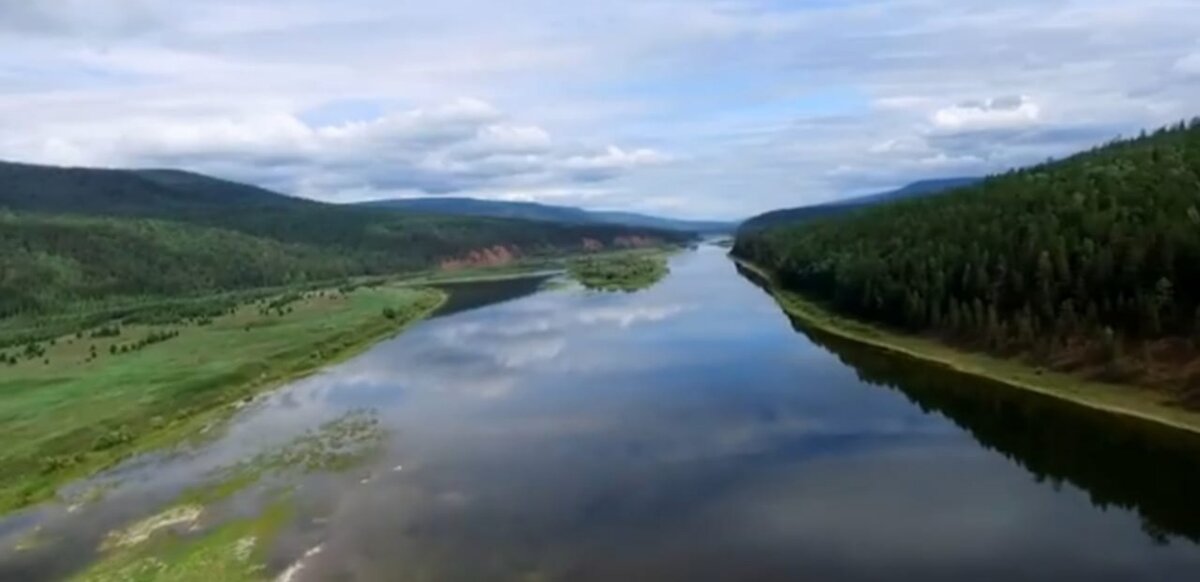 Ботовская пещера находится недалеко от озера Байкал. От поселка Жигалова вниз по течению реки Лены.