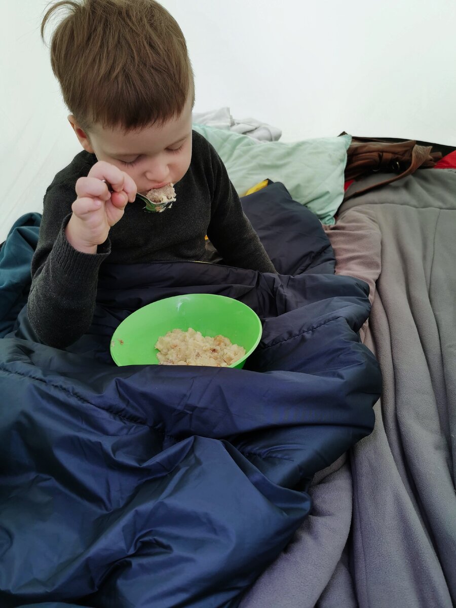 Спальники занимают много места, а в старой палатке тесно и душно.