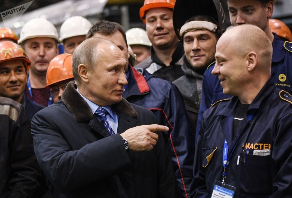 Президент РФ Владимир Путин во время встречи с рабочими Тверского вагоностроительного завода в 2018 году.