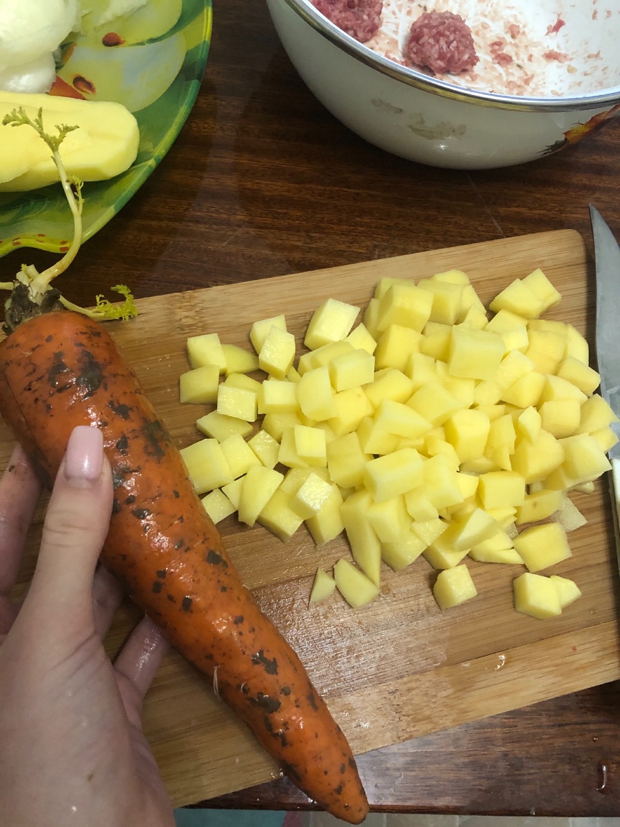 Нарезаем кубиками картофель 