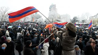 Похоже, что в ближайшие дни внимание всего мира вновь будет приковано к Армении. После поражения в Нагорно-Карабахском конфликте страна и без того бурлила и вот, конфликт выплеснулся на улицы.  