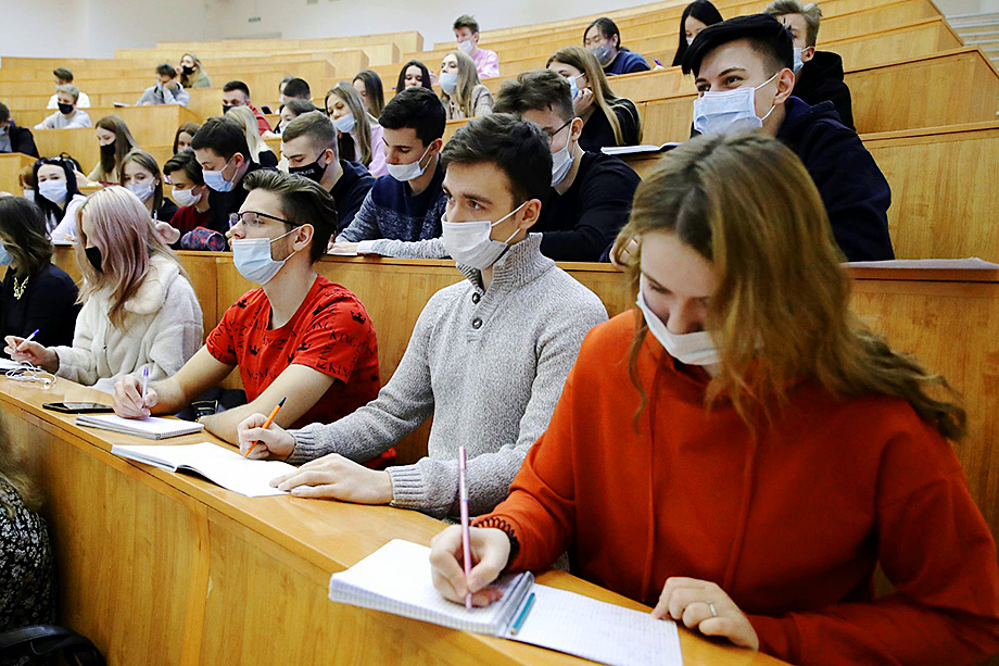 Эксперты опасаются, что при объединении технического и гуманитарного вузов под угрозой деградации окажутся именного гуманитарные направления, эффективность которых оценить гораздо сложнее. Фото: Кирилл Кухмарь/ТАСС
