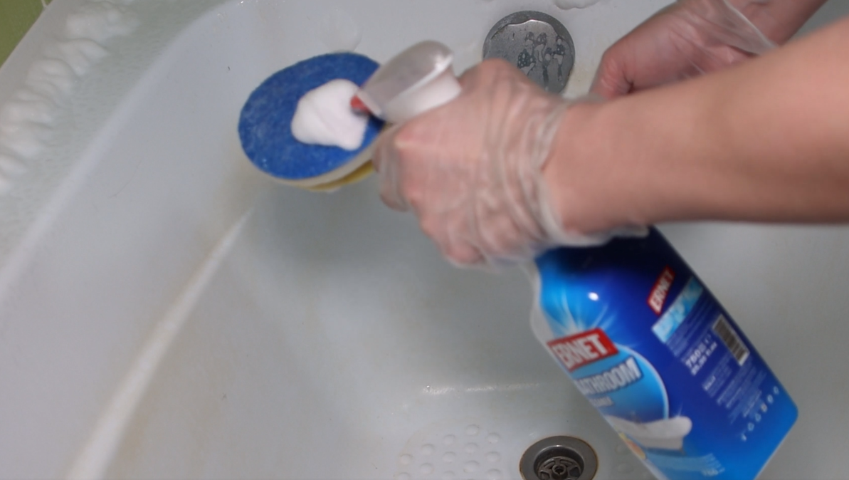 Почистить ванну от известкового налета