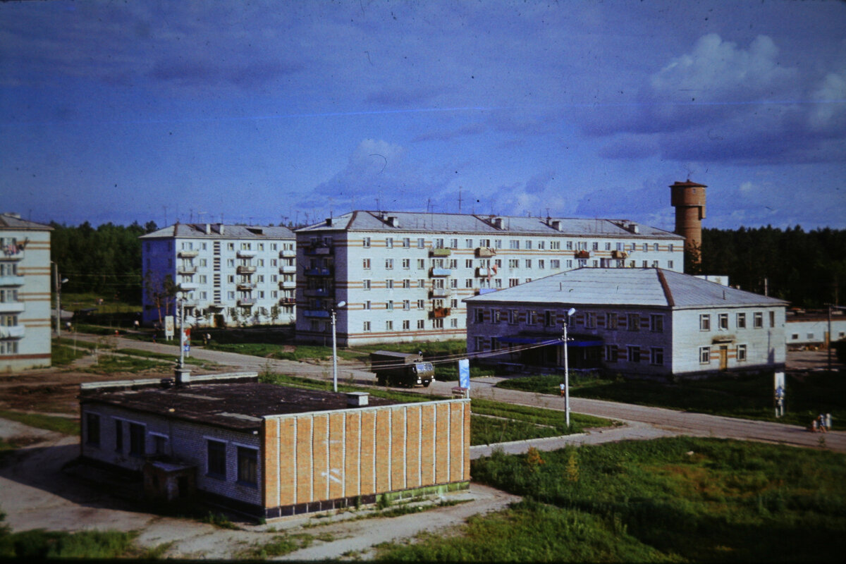 Военный городок Серышево-4. На переднем плане магазин, справа двухэтажного здание столовой для офицеров и лётчиков.