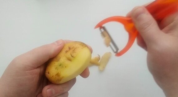 Чистим картофель маленького/среднего размера обычной овощечисткой