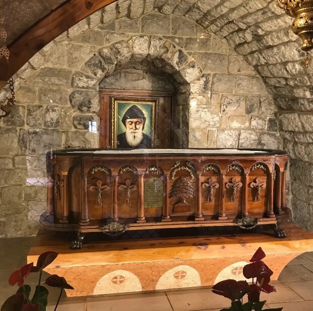 В храме святого Маруна в Ливане, недалеко от древнейшего города мира – Библоса, покоятся чудотворные мощи святого Шарбеля. 