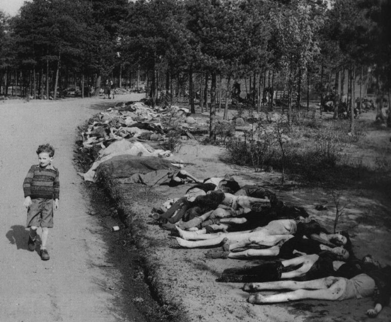 Прибыевший на место преступления журналист, сделал фотографию. На ней убийца прогуливается вдоль тел своих жертв. Этот снимок стал одним из самых пугающих в XX веке.