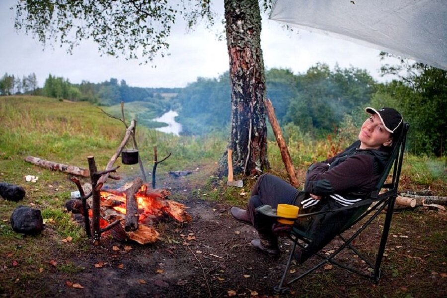 Рыбалка в лесу. Шашлыки на природе. Шашлык на костре. Вечерний шашлык на природе. Пикник шашлык на природе.