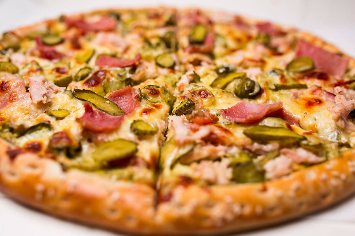 Пицца с ветчиной и солеными огурцами 