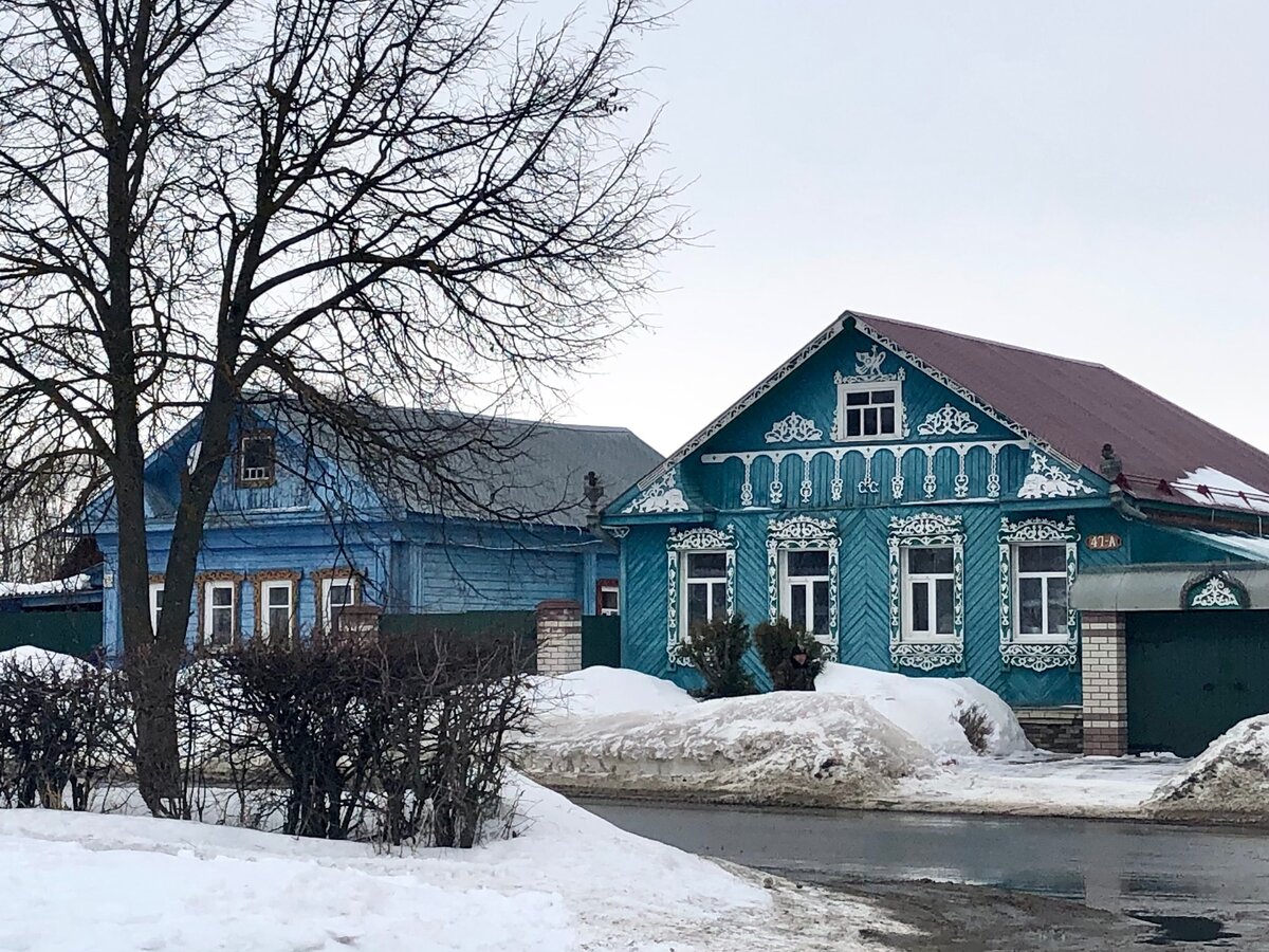 Дома в Суздале красивые, с резными наличниками - ходи да любуйся!