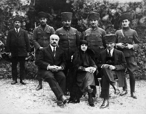 Латифе Ханым с Ататюрком и своим отцом Муаммером Ушакизаде