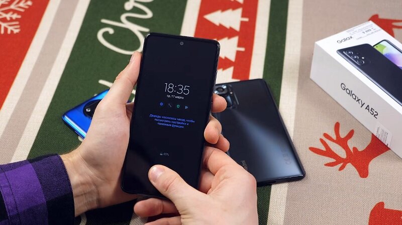 Сканер отпечатков по традиции встроен в экран. Скрин: YouTube-канал VseKitai