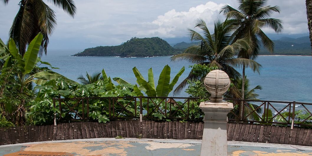 Источник фото: https://upload.wikimedia.org/wikipedia/commons/thumb/9/95/2011-SaoTome-31_%288084215656%29.jpg/1058px-2011-SaoTome-31_%288084215656%29.jpg