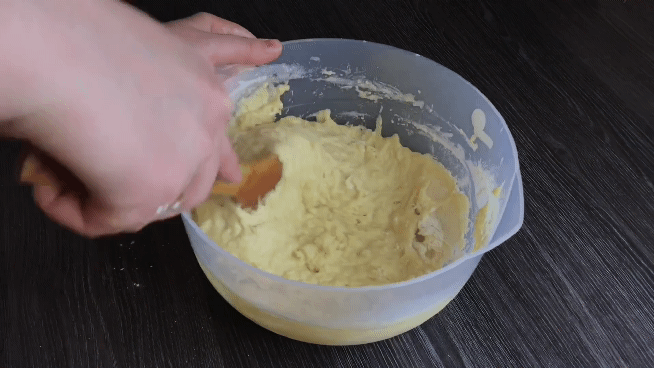 Муку очень важно добавлять постепенно, а не всю по рецепту