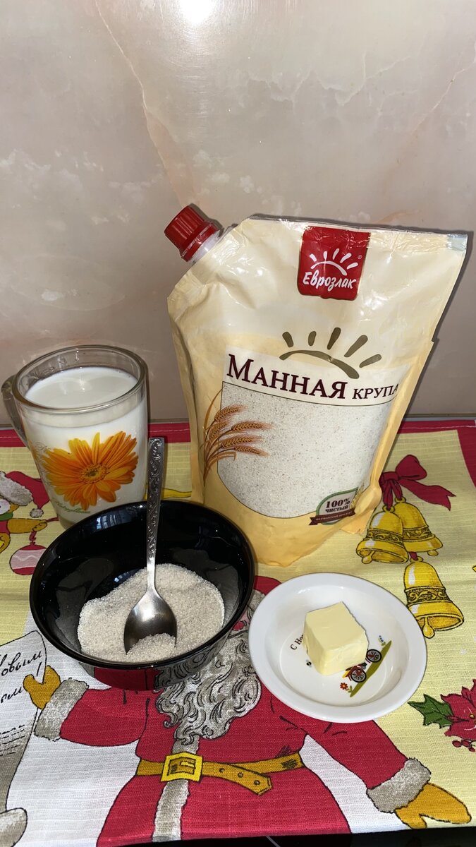 Манная крупа, молоко, масло, смесь сахара с солью и крупой