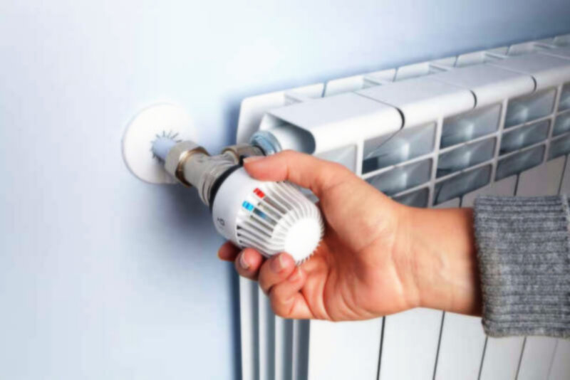 Регулируйте температуру батарей отопления.