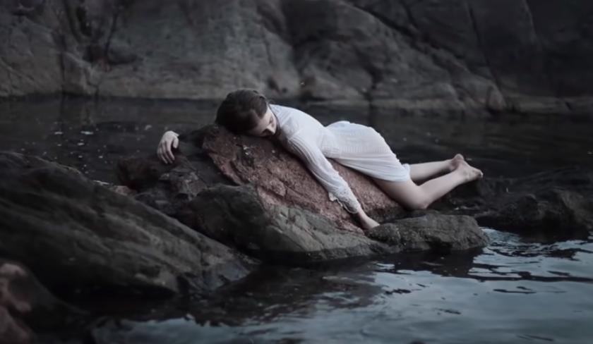 Людям бывает сложно понять друг друга.  Доброта воспринимается как слабохарактерность, а излишняя строгость как попытка унизить или подчинить себе.-8