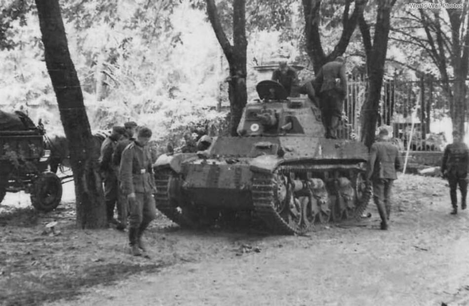 Французский танк АМС-35. Все фотографии 1940 года. Источник: www.worldwarfoto.info