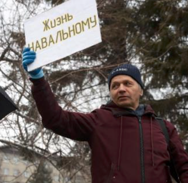 Демонстрант с плакатом "Жизнь Навальному" на митинге 21.04