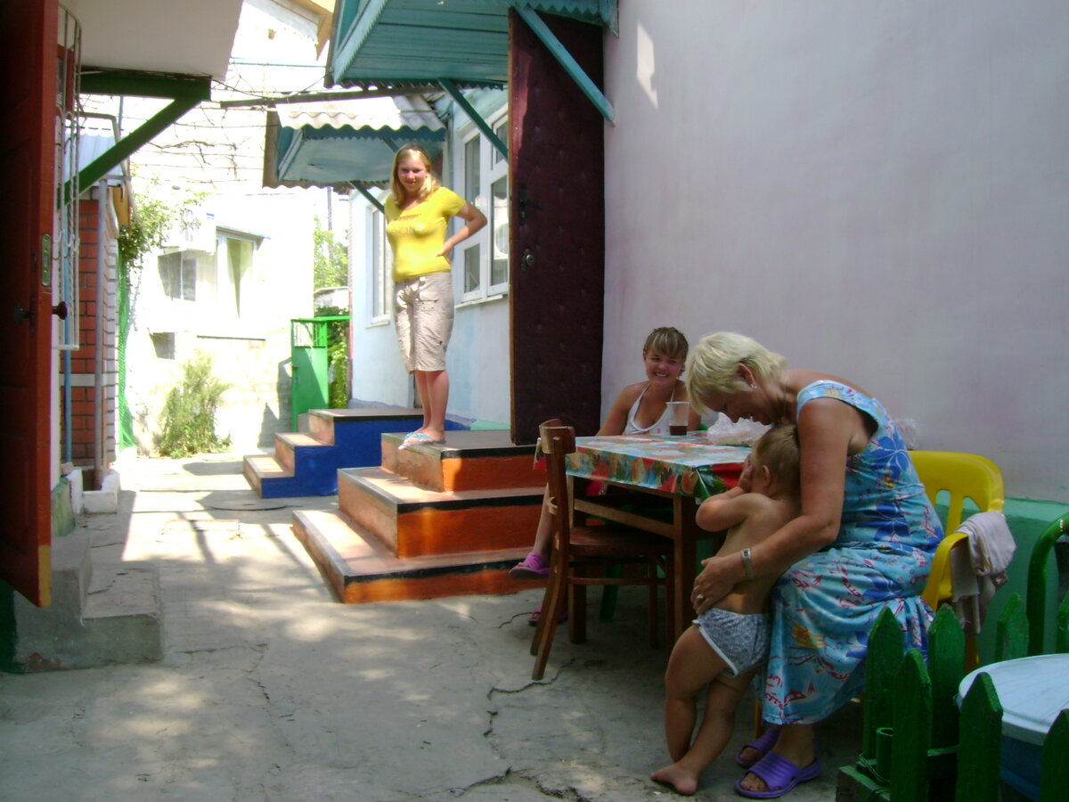 Дворик частной гостиницы в Анапе. Скромно, но зато бюджетно