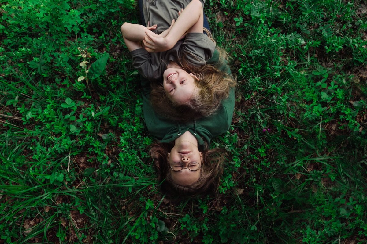 Привет, Дзен! Позирую с младшей сестрой :)