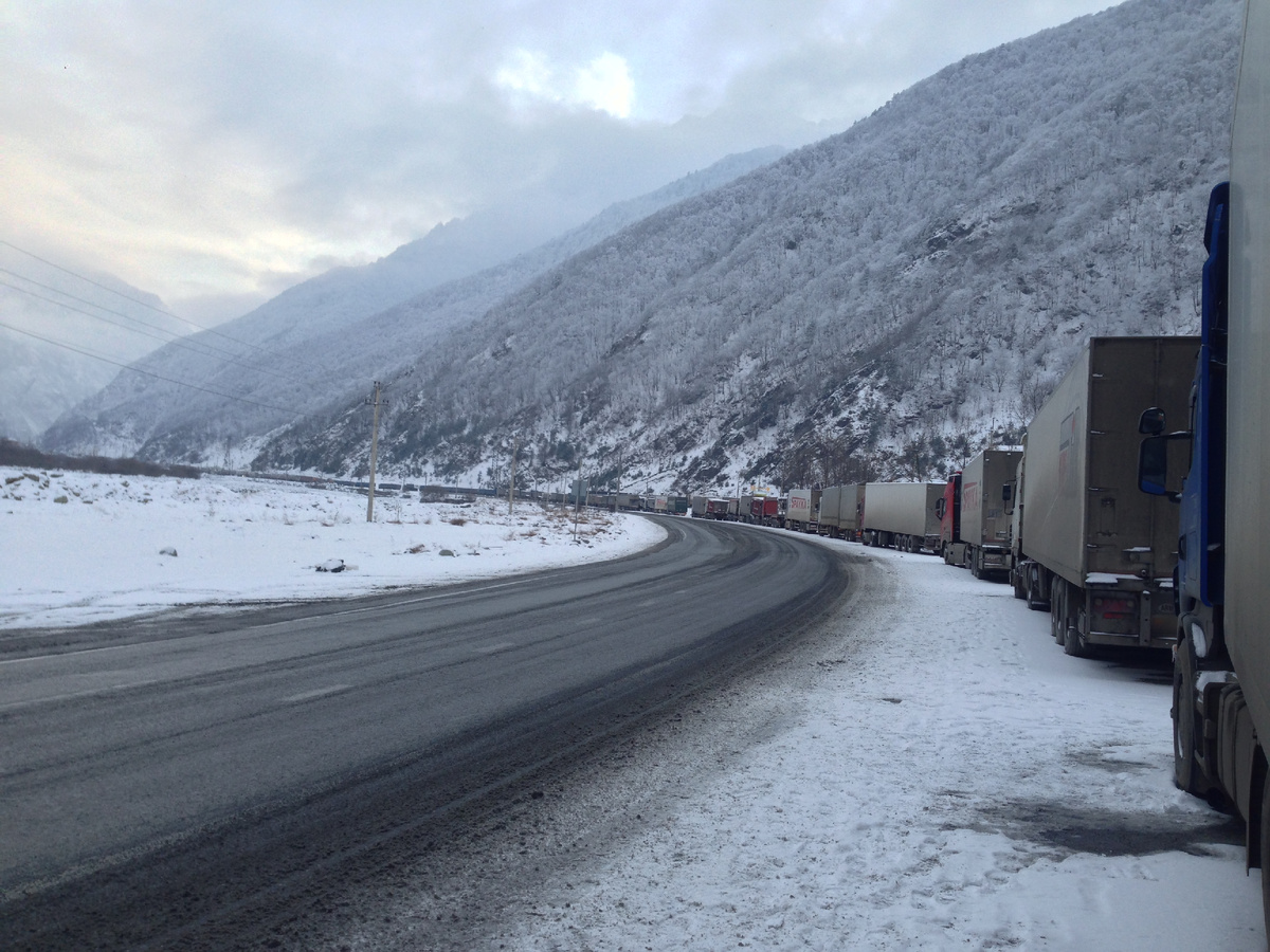 На фото видно, какая длинная очередь тянется в сторону грузинской таможни. Фото автора